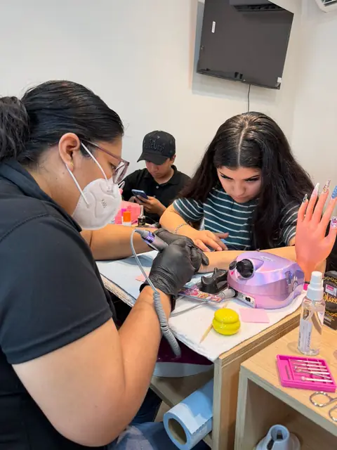 Alumnas practicando con drill y mano de práctica en clase