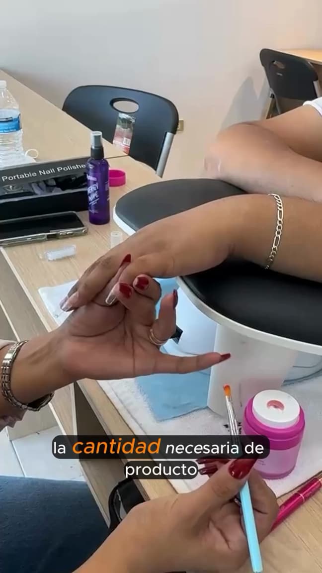 Instructora aplicando builder gel sobre la uña