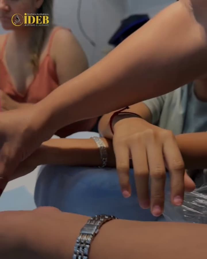 Instructora de IDEB explicando la técnica a una alumna