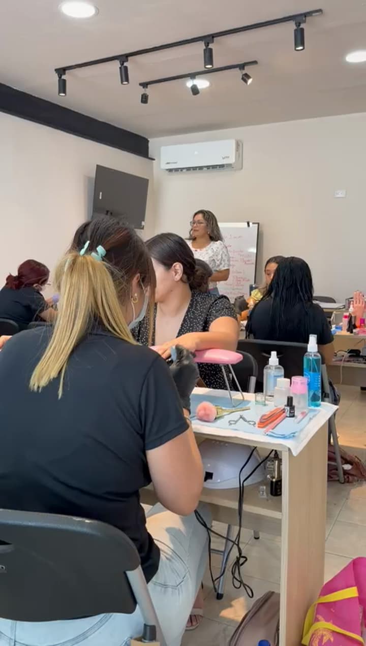 Alumnas practicando en una clase de IDEB mientras la instructora explica