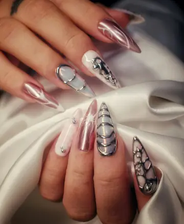 Uñas almendradas con efecto cromo y relieve